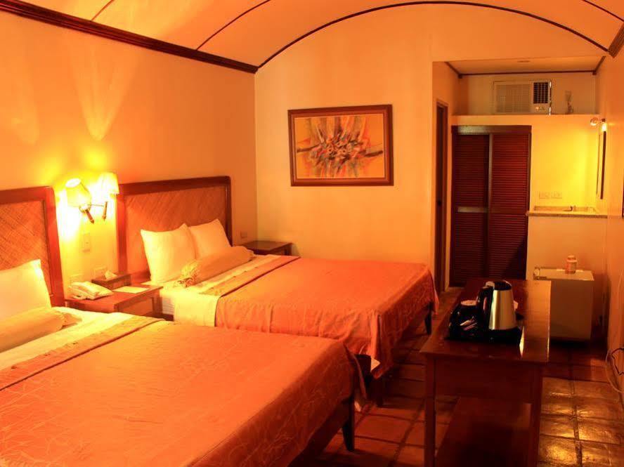 Camayan Beach Resort Hotel Subic Bay Exterior foto